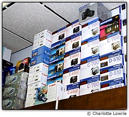 Caixas de cmeras digitais nas prateleiras